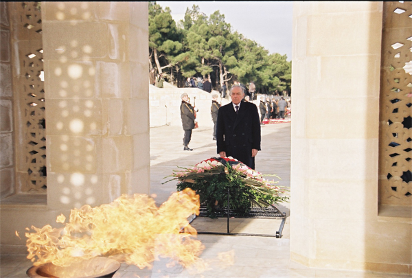 Речь Президента ‎Азербайджанской ‎Республики Гейдара ‎Алиева на встрече с ‎‎членами семей шехидов, ‎которые в общенародный ‎день скорби пришли к ‎‎могилам своих родных в ‎Аллею шехидов - Баку, ‎Аллея шехидов, 20 января ‎‎1998 ‎года